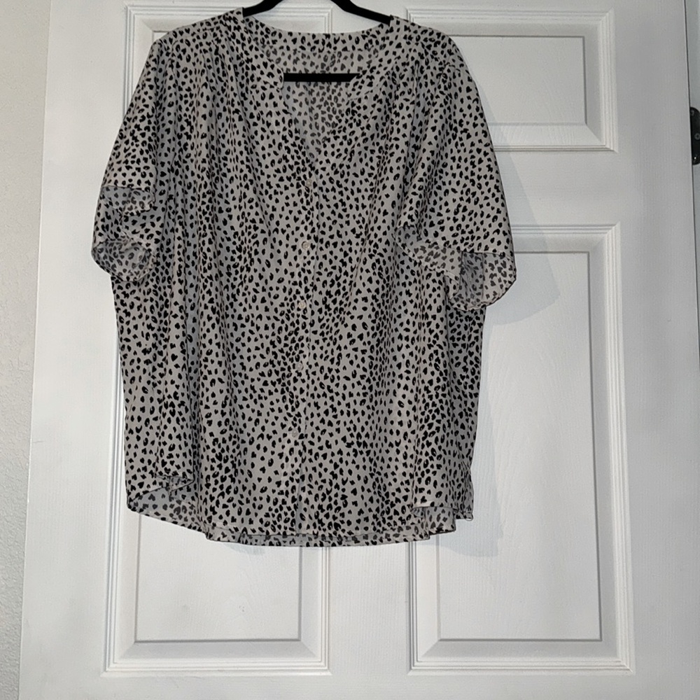Button down
Brand:SHEIN
Size: 2x
Color: black and white